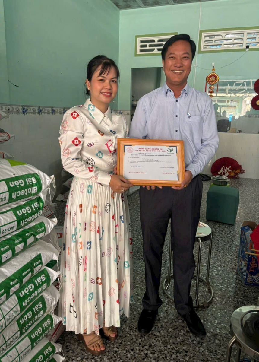 Trao bảng nhiệm vụ năm 2026 cho chi nhánh Biotech Đồng Tháp